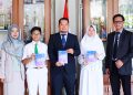 SMP Islam Al-Azhar BSD meluncurkan tiga buku karya siswa berbasis STEM saat Hardiknas.