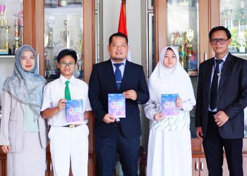 SMP Islam Al-Azhar BSD meluncurkan tiga buku karya siswa berbasis STEM saat Hardiknas.