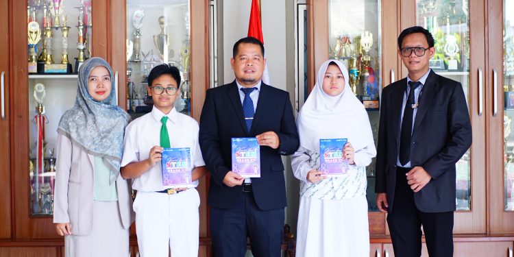 SMP Islam Al-Azhar BSD meluncurkan tiga buku karya siswa berbasis STEM saat Hardiknas.