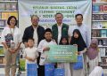 Gramedia bersama Dompet Dhuafa menyerahkan donasi Al-Qur’an hasil program Happy Family Coloring – Sedekah Quran