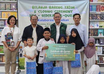 Gramedia bersama Dompet Dhuafa menyerahkan donasi Al-Qur’an hasil program Happy Family Coloring – Sedekah Quran