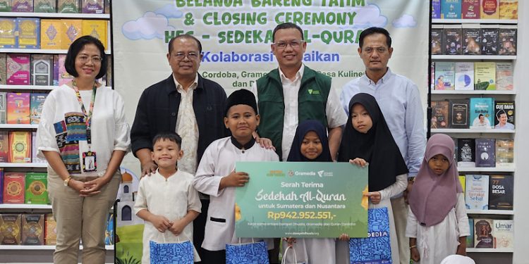 Gramedia bersama Dompet Dhuafa menyerahkan donasi Al-Qur’an hasil program Happy Family Coloring – Sedekah Quran