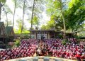 Sebanyak 147 siswa Sekolah Rakyat Menengah Atas 33 Tangerang Selatan mengikuti outing class memasak pizza bersama Danish Culinary School di Kandank Jurank Doang, Ciputat.