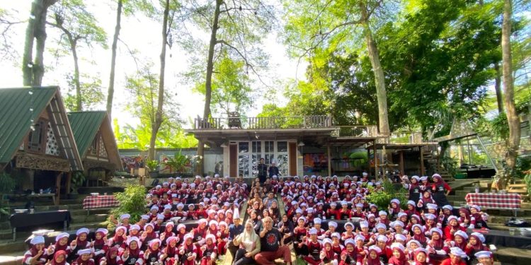 Sebanyak 147 siswa Sekolah Rakyat Menengah Atas 33 Tangerang Selatan mengikuti outing class memasak pizza bersama Danish Culinary School di Kandank Jurank Doang, Ciputat.