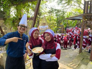 Sebanyak 147 siswa Sekolah Rakyat Menengah Atas 33 Tangerang Selatan mengikuti outing class memasak pizza bersama Danish Culinary School di Kandank Jurank Doang, Ciputat.