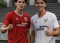 Mitchell Lee Baker (merah) dan Luke Anthony Vickery (putih)