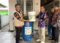 Penyerahan tempat sampah dan perlengkapan pengelolaan sampah.