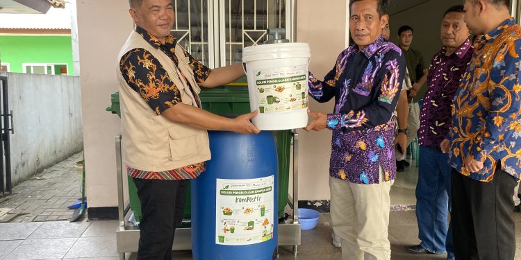 Penyerahan tempat sampah dan perlengkapan pengelolaan sampah.