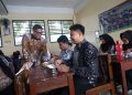 Gubernur Banten, Andra Soni saat meninjau pelaksanaan program Makan Bergizi Gratis. Foto: Istimewa
