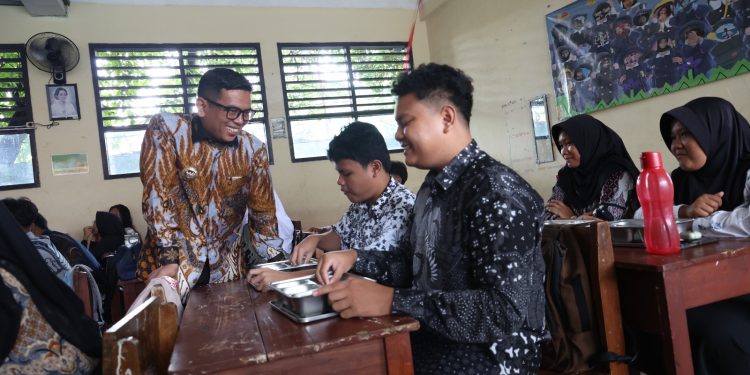 Gubernur Banten, Andra Soni saat meninjau pelaksanaan program Makan Bergizi Gratis. Foto: Istimewa