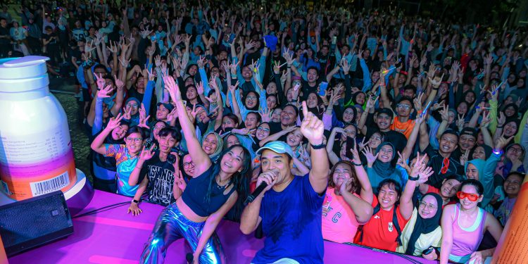 Cardio Karaoke Party with Dipha Barus and Riana Ree kembali menjadi momen yang paling ditunggu oleh pengunjung. Menggabungkan musik, gerak, dan energi kolektif, sesi ini sukses menghadirkan pengalaman after work yang fun, ekspresif, dan penuh semangat. Sesi ini menjadi selebrasi kebebasan dan energi after work.