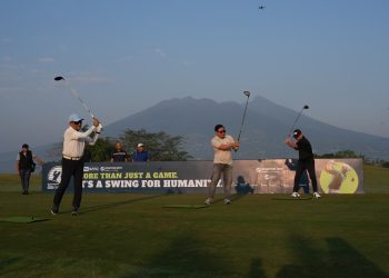 Saleh Husin (Managing Director Sinarmas), Timothy Ivan Triyono (Deputi II Bakom RI), dan Esmal Diansyah (Direktur Bisnis di B-Universe) melakukan shotgun untuk membuka Sinar Mas Land Satu Golf for Charity 2026.