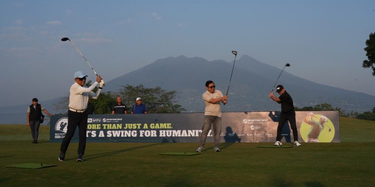Saleh Husin (Managing Director Sinarmas), Timothy Ivan Triyono (Deputi II Bakom RI), dan Esmal Diansyah (Direktur Bisnis di B-Universe) melakukan shotgun untuk membuka Sinar Mas Land Satu Golf for Charity 2026.