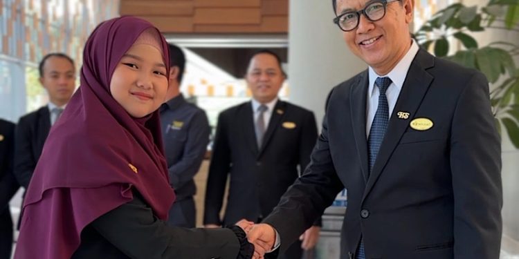 Naureen Syafiqa Pandeirot, mendapatkan kesempatan menjadi GM di Hotel Santika Premiere ICE-BSD City dalam program GM For A Day.
