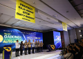 Aktivis Greenpeace membentangkan spanduk saat pembukaan Gaikindo Indonesia International Auto Show (GIIAS) 2026 di Jakarta, Indonesia, menyerukan kepada industri otomotif agar memastikan transisi menuju kendaraan listrik tidak dilakukan dengan mengorbankan alam.