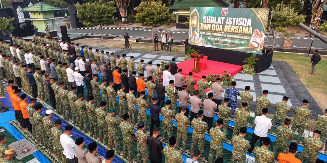 Dikepung Kabut Asap, Ratusan Personel Gabungan Gelar Salat Istisqa di Balikpapan