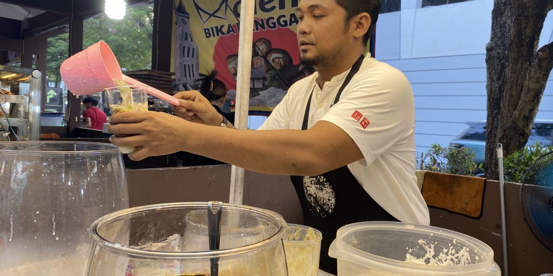 Uda Pay pemilik Cendol Ampiang Minang hadir di Festival Kuliner Serpong ke-14.