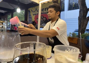 Uda Pay pemilik Cendol Ampiang Minang hadir di Festival Kuliner Serpong ke-14.