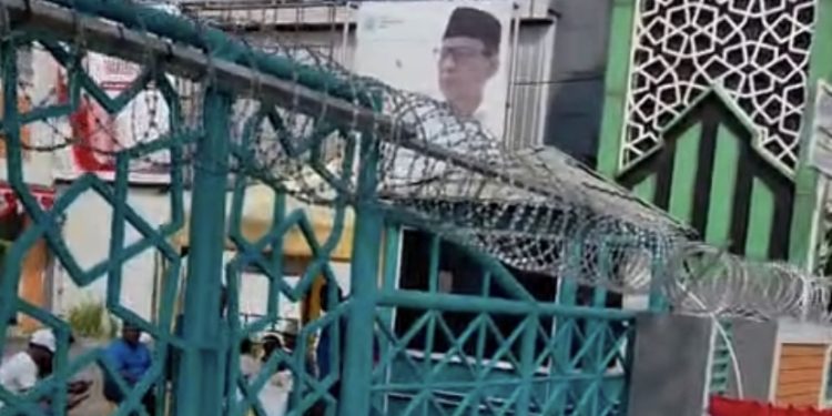 Puluhan orang diduga menyerang Sekolah Islam Pamulang pada Sabtu dini hari dan memasang kawat berduri di pagar sekolah. Foto: Istimewa